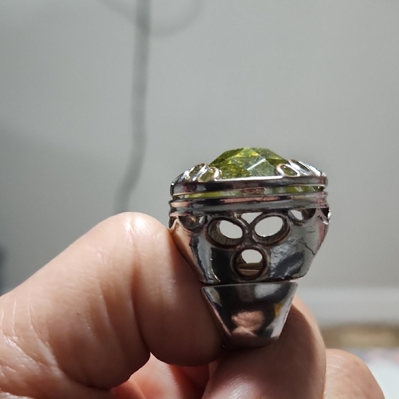 Elegant Silver and Yellow Gemstone Ring - Picture 4 of 6